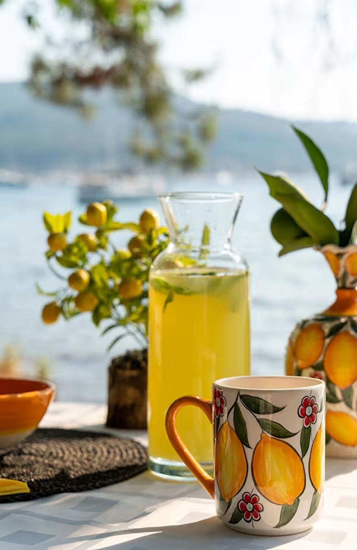 El yapımı limon desenli seramik kupa