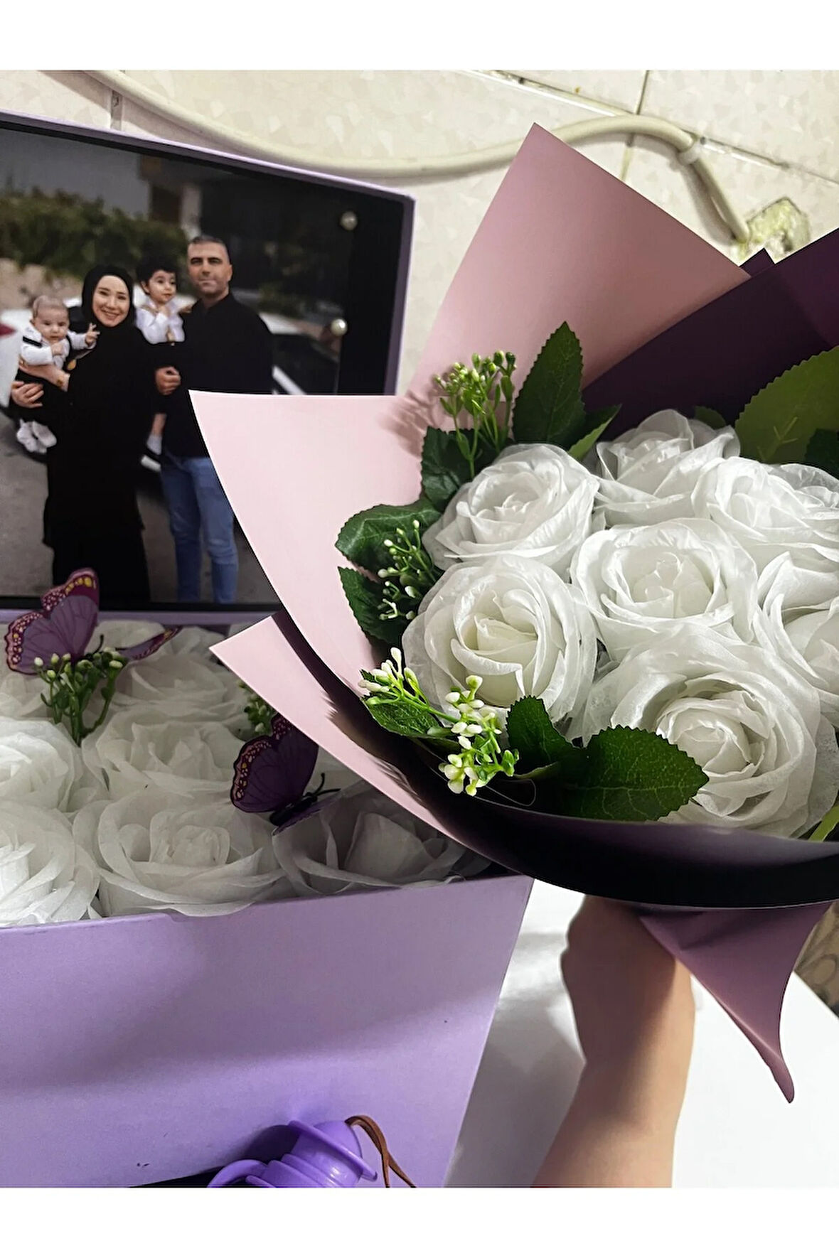 Kişiye özel mor kutu ve mini gül buketi
