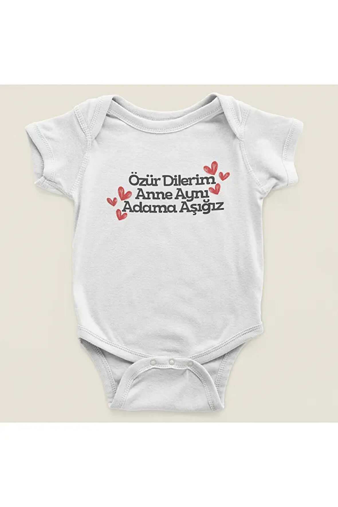 Özür Dilerim Anne Aynı Adama Aşığız Yazılı Pamuklu Yumuşak Unisex Çıtçıtlı Body Zıbın