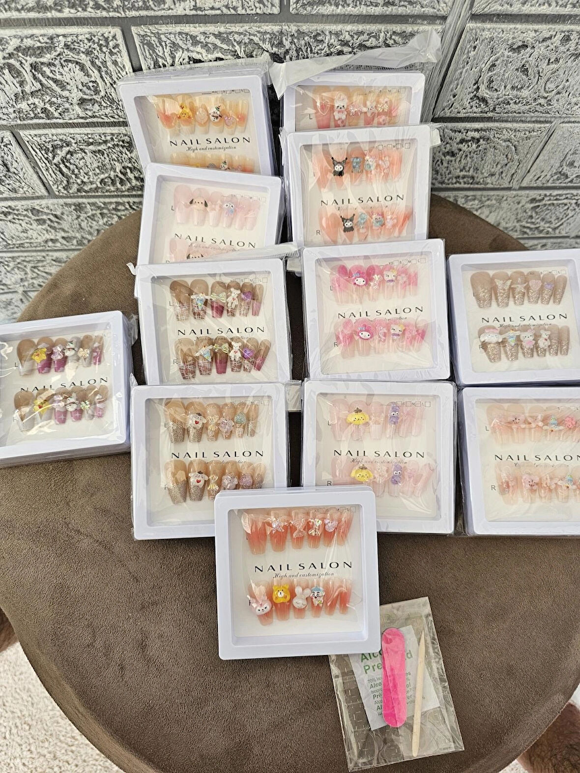 sanrio karakterli yapışkanlı 12'li uzun takma tırnak lüx kutulu protez tırnak seti hediyelik 1 set