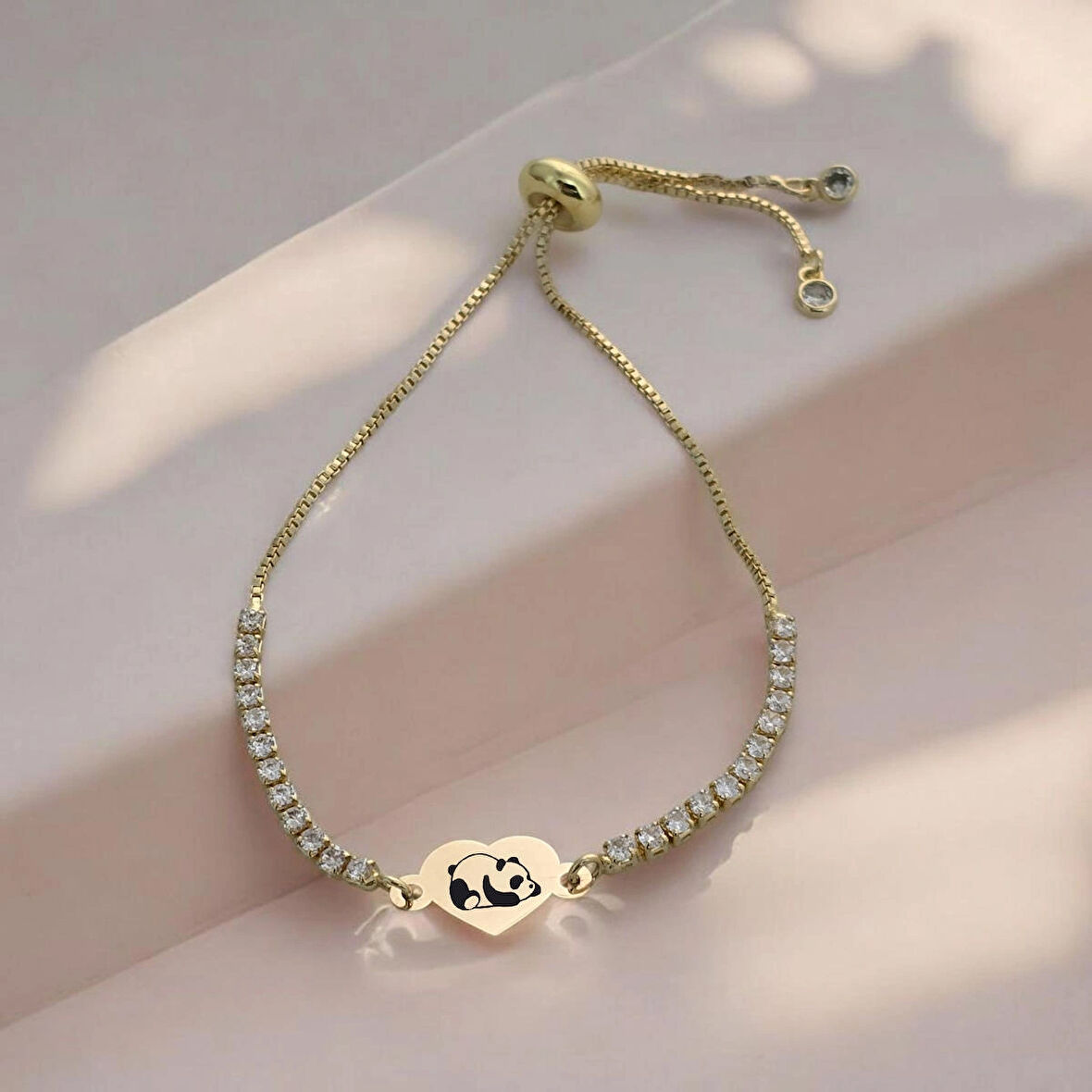Sevimli ve Neşeli Kalp Motifli ve Parlak Beyaz Taşlı 14 Ayar Altın Plakalı Panda Bilekliği