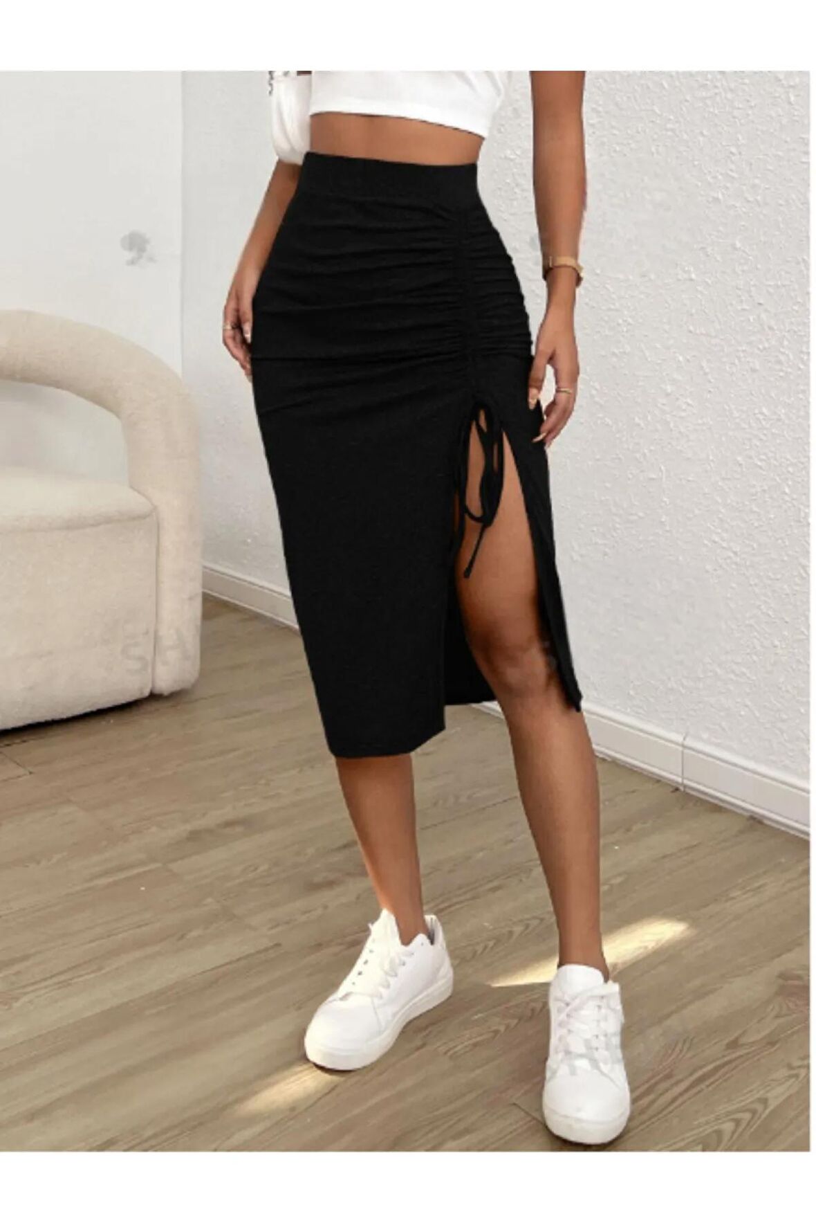 ? *Zarif ve Şık: Siyah Kadife Midi Boy Etek! ?*