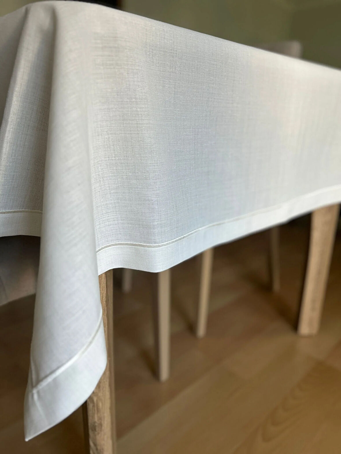 Çeyizlik Piko Sarma Detaylı Dertsiz Masa Örtüsü Simsiz Kırık Beyaz