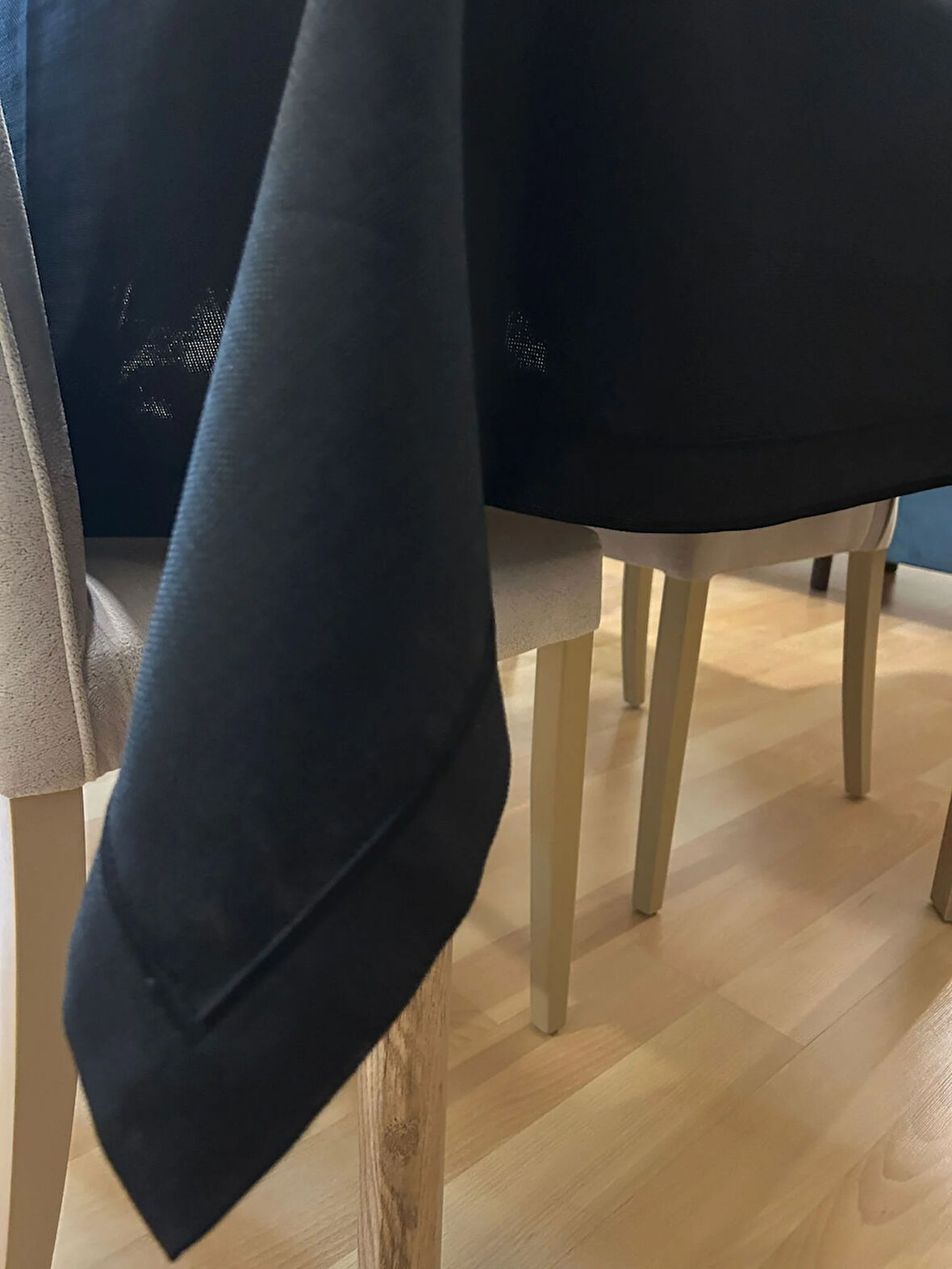 Çeyizlik Piko Sarma Detaylı Dertsiz Masa Örtüsü Simsiz Siyah