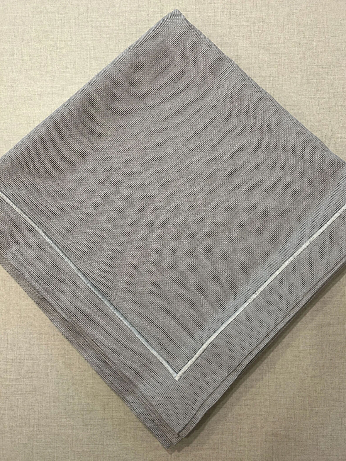 Çeyizlik Piko Sarma Detaylı Dertsiz Masa Örtüsü Simsiz Gri