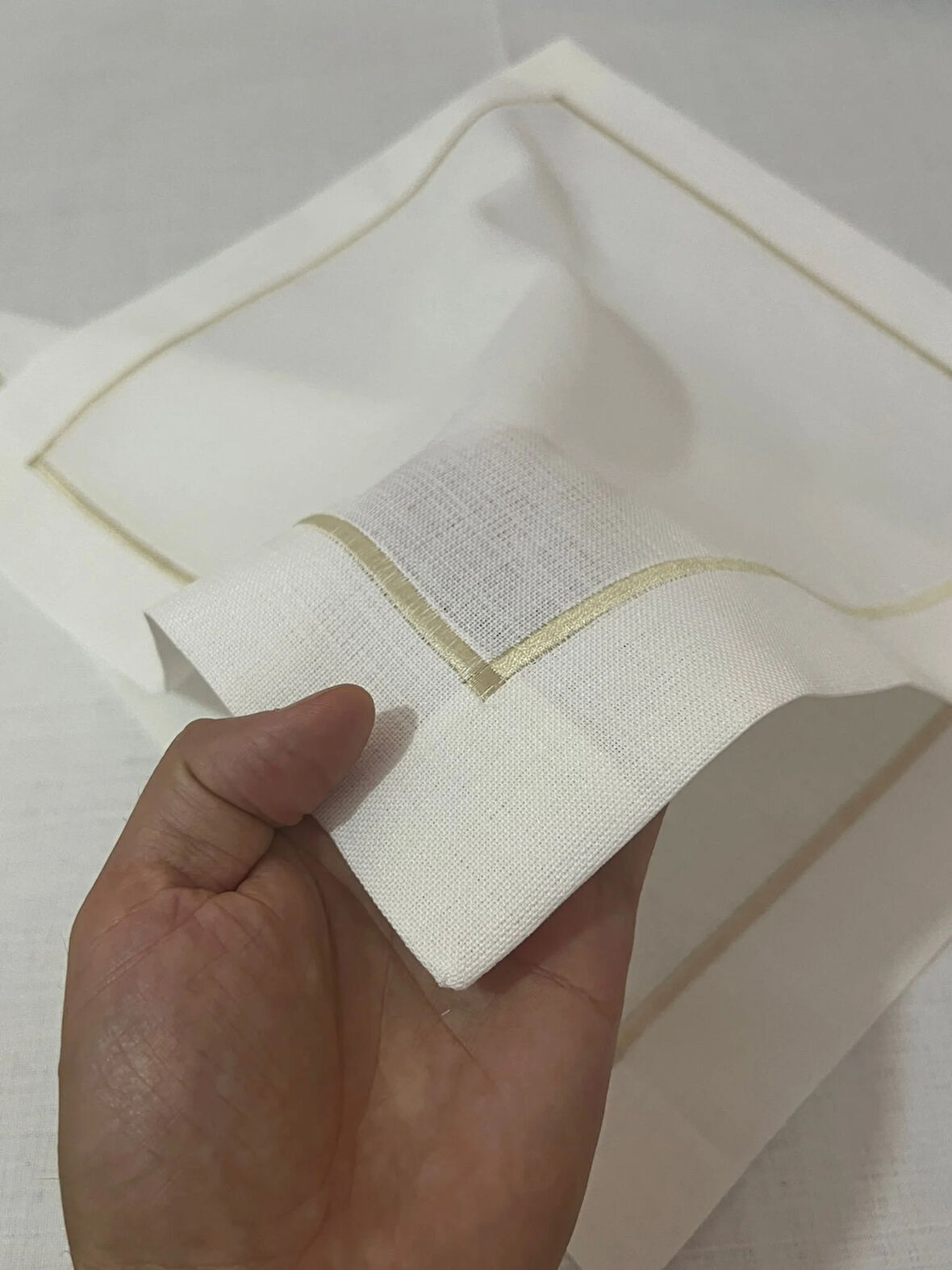 Çeyizlik Piko Sarma Gold Detaylı Dertsiz Masa Örtüsü Simli Beyaz