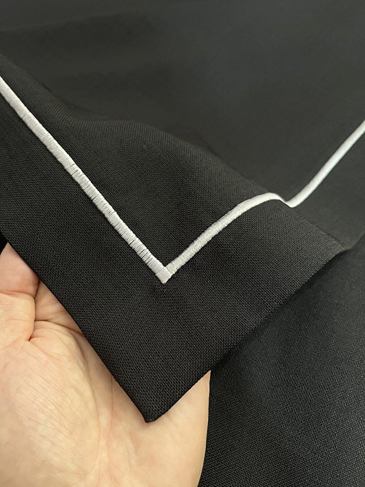 Çeyizlik Piko Sarma Gri Detaylı Dertsiz Masa Örtüsü Simsiz Siyah