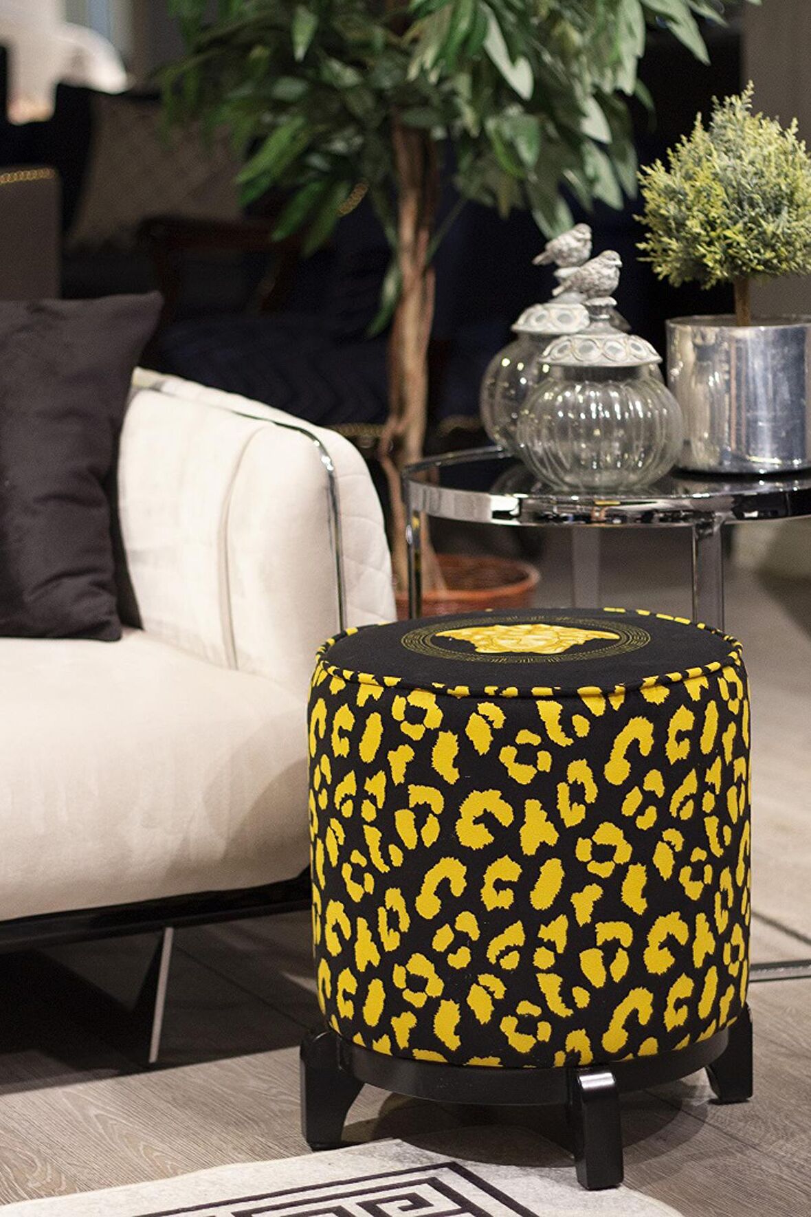 Adawall Siyah Medusa Ahşap Ayaklı Puf