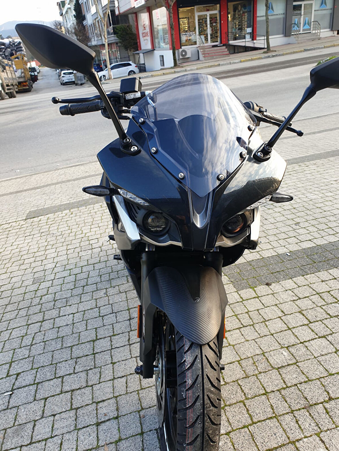 MOTOCAM Pulsar RS 200 Siperlik Ön Cam 2015-2025 Model 33cm Açıkfüme Renkli 4mm KISA SPOR CAM