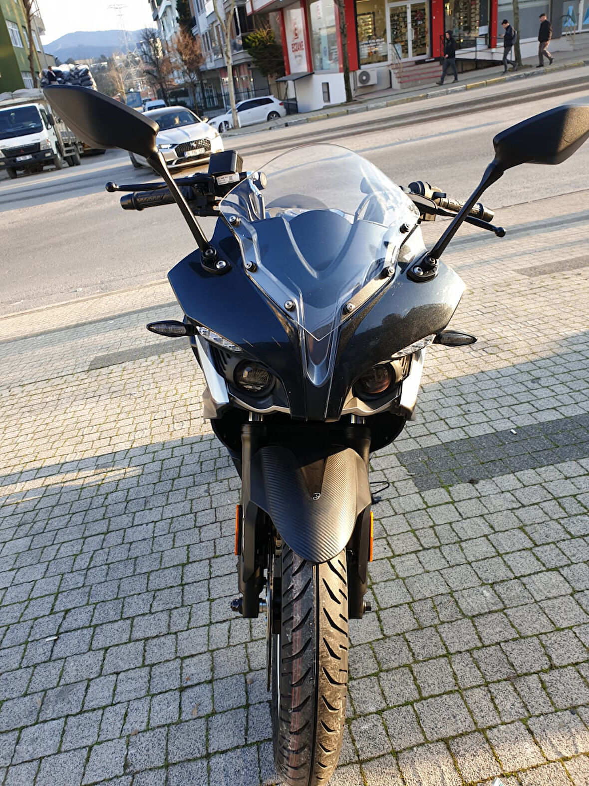 MOTOCAM Pulsar RS 200 Siperlik Ön Cam 2015-2025 Model 33cm Şeffaf Renkli 4mm KISA SPOR CAM