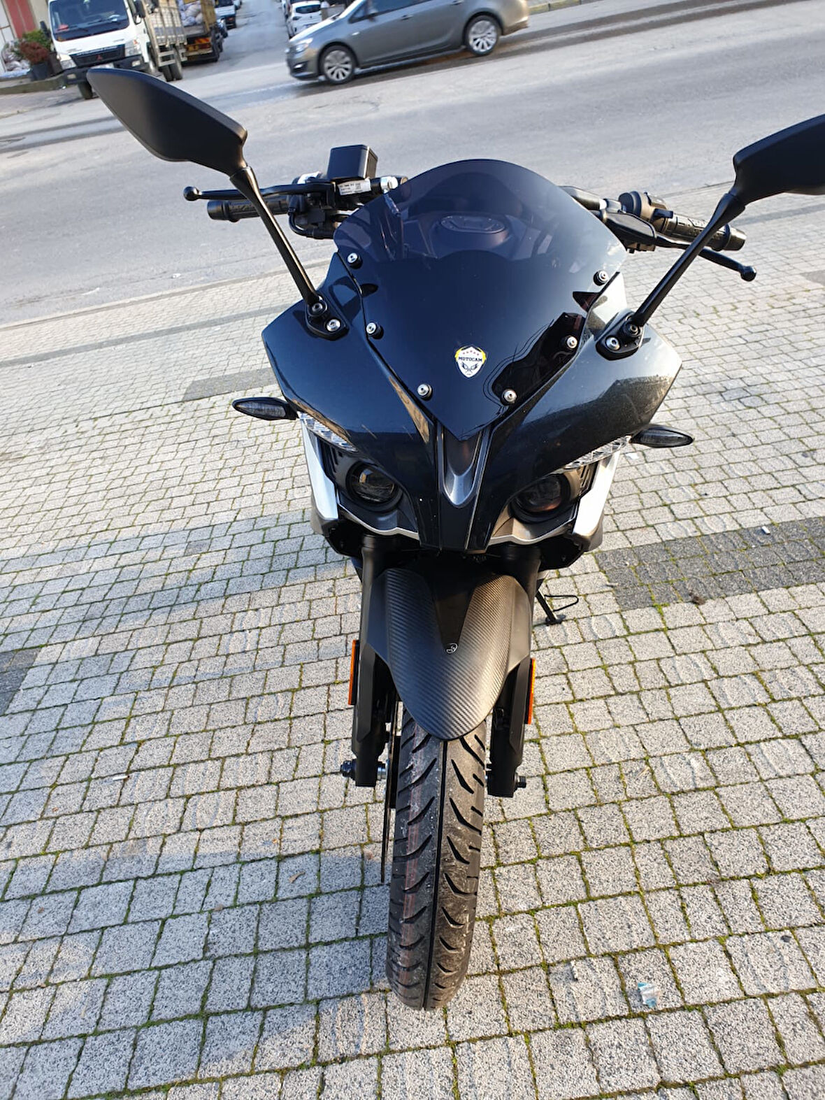 MOTOCAM Pulsar RS 200 Siperlik Ön Cam 2015-2025 Model 33cm Siyah Renkli 4mm KISA SPOR CAM