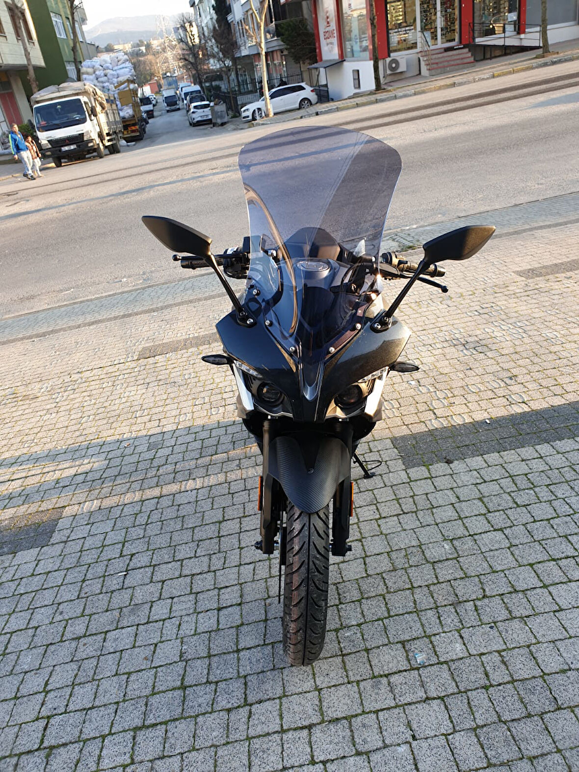 MOTOCAM Pulsar RS 200 Siperlik Ön Cam 2015-2025 Model 56cm Açıkfüme Renkli 4mm UZUN CAM