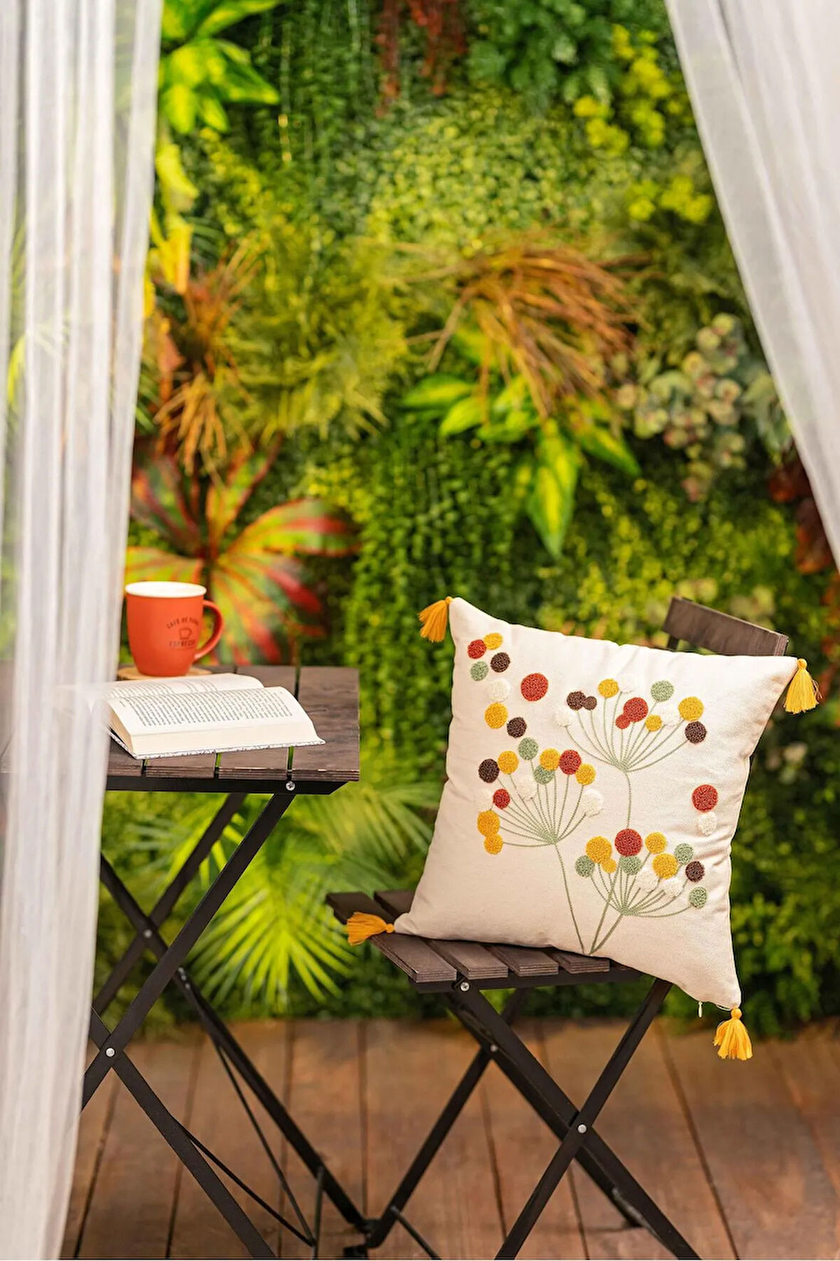 Doğa Motifli Püsküllü Kırlent Kılıfı