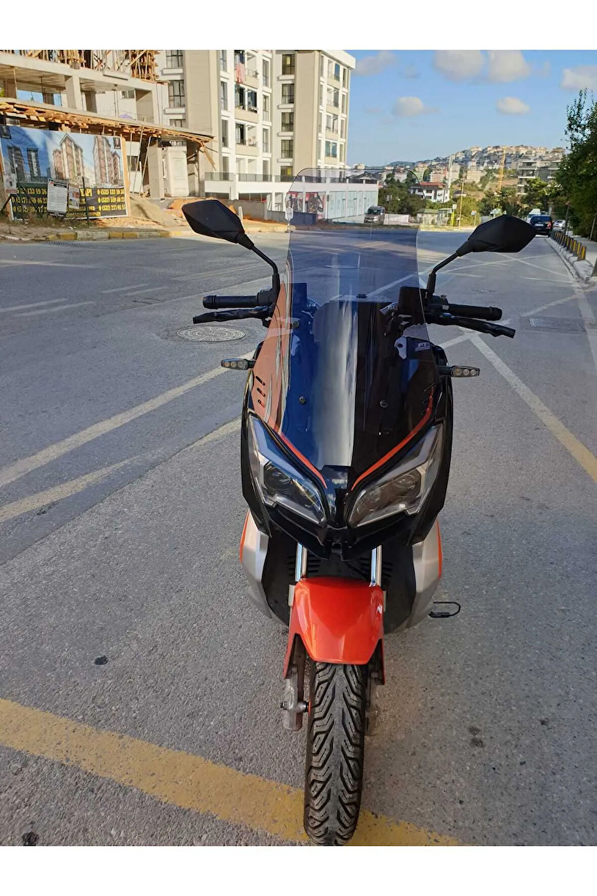 QJ ATR 125 Siperlik Ön Cam 2023 2024 Model 65cm Açıkfüme Renkli 4mm ORTA BOYLU CAM