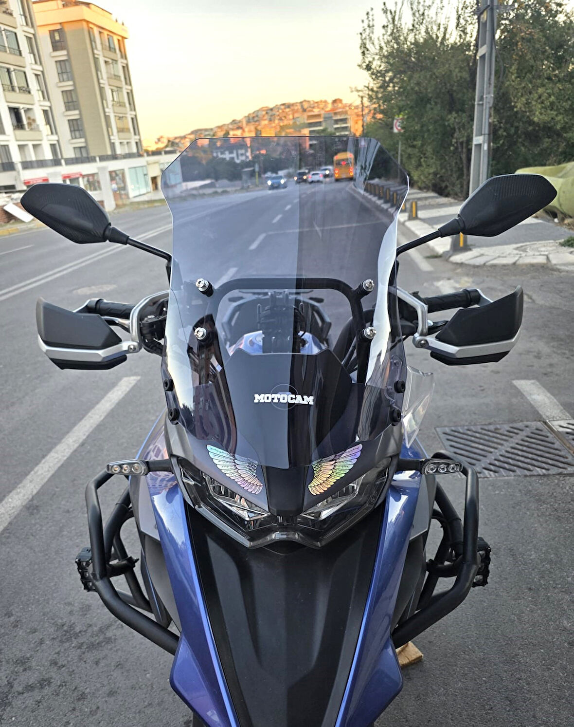 MOTOCAM Qj SRT 550 Siperlik Ön Cam 2022-2025 Model 54cm Füme Renkli 4mm