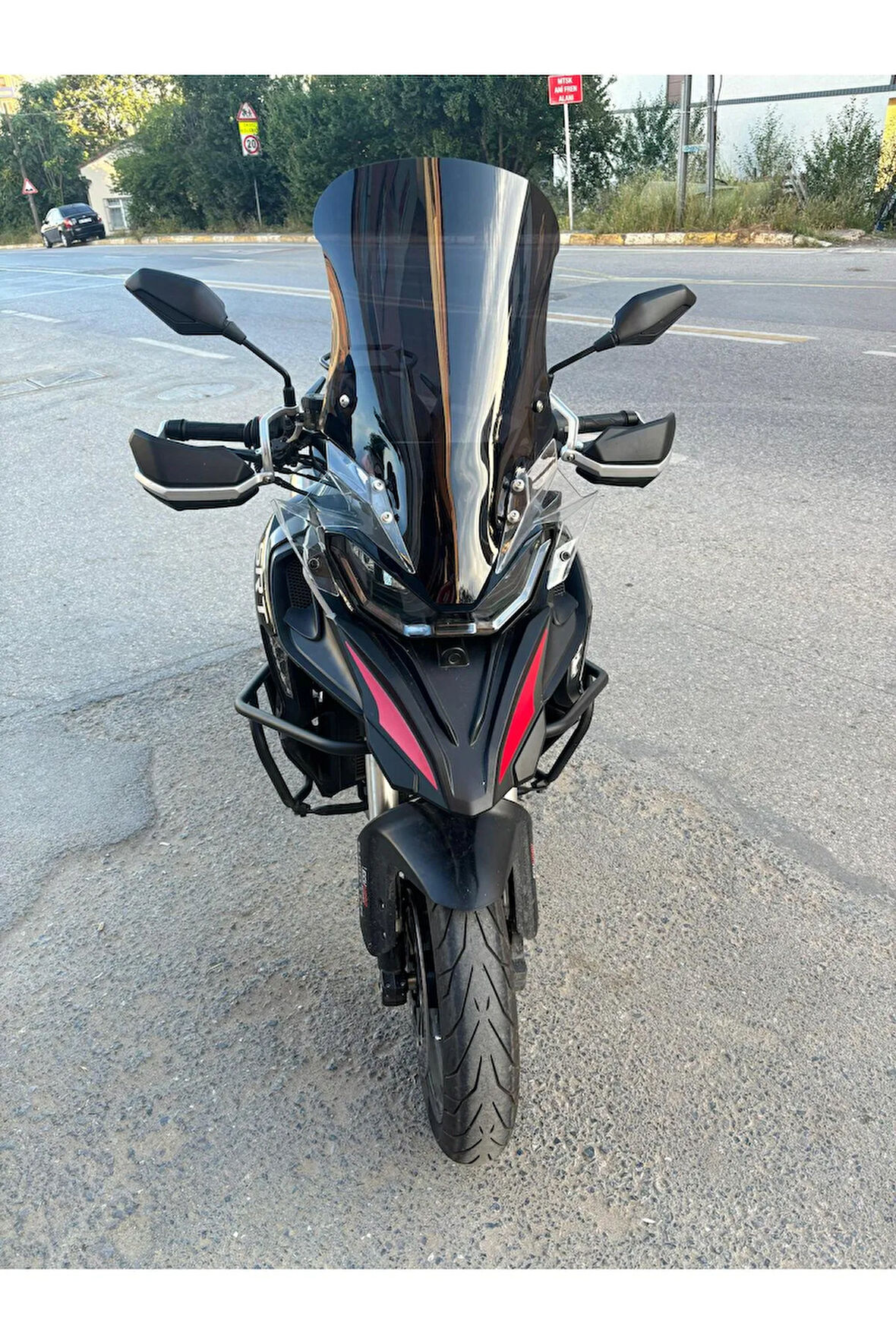 QJ SRT 800 X Siperlik Ön Cam 2023 2024 Model 61cm Siyah Renkli 4mm