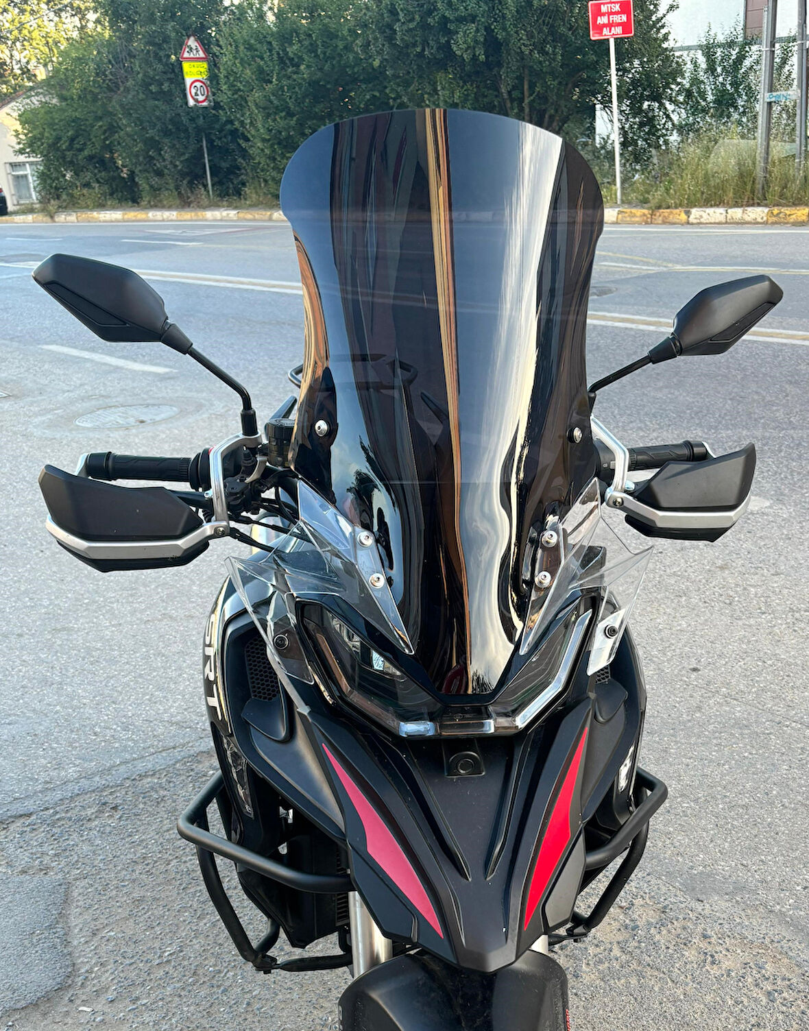 MOTOCAM QJ SRT 900 Siperlik Ön Cam 2023-2025 Model 61cm Siyah Renkli 4mm