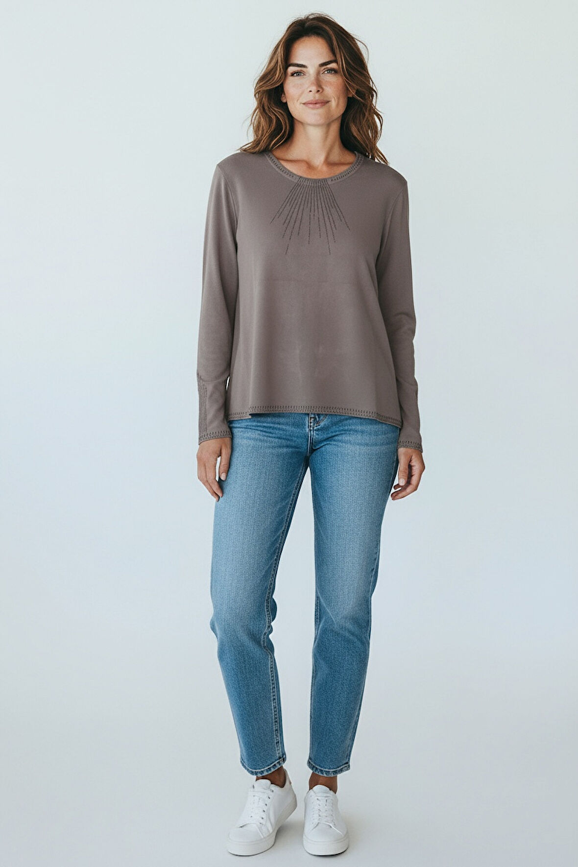 KADIN YAKA VE KOL AĞZI TAŞLI ETEK DESENLİ BLUZ