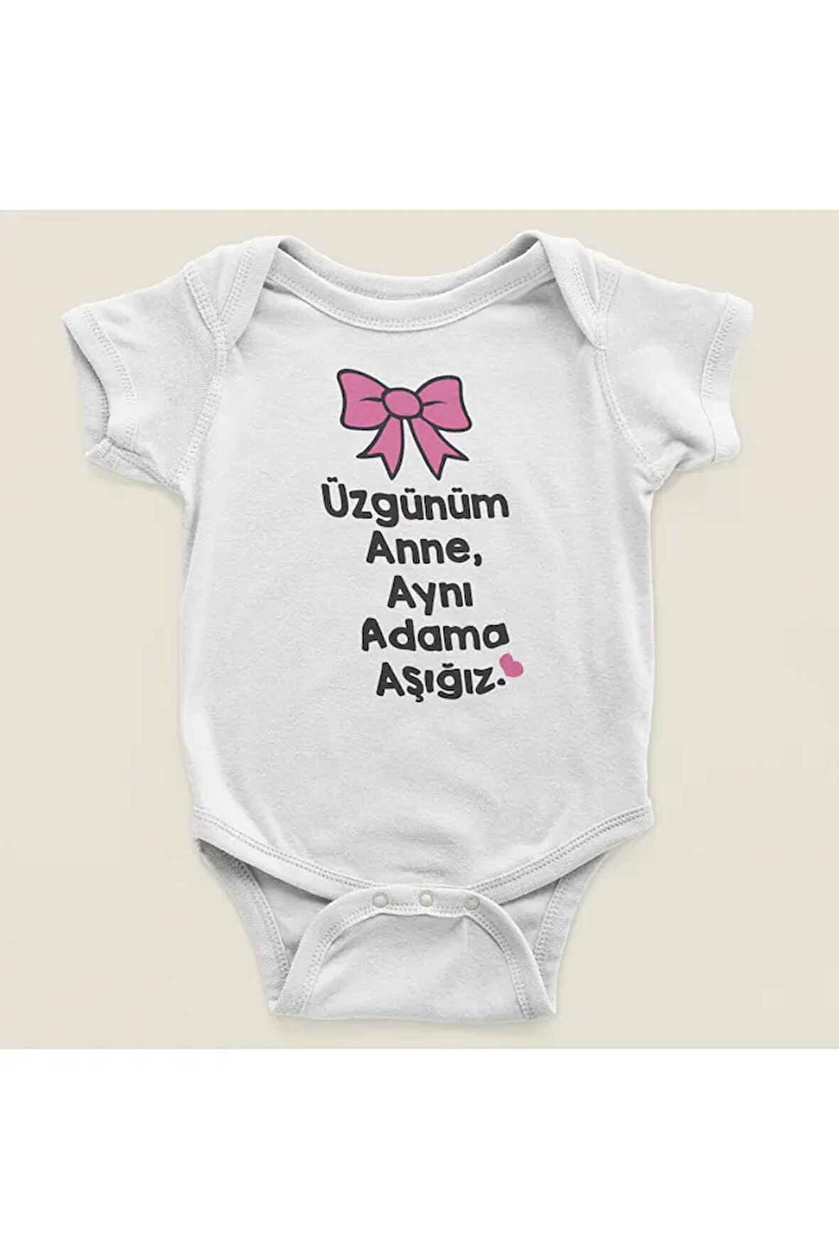 Üzgünüm Anne Aynı Adama Aşığız ! Yazılı Pamuklu Yumuşak Unisex Çıtçıtlı Body Zıbın