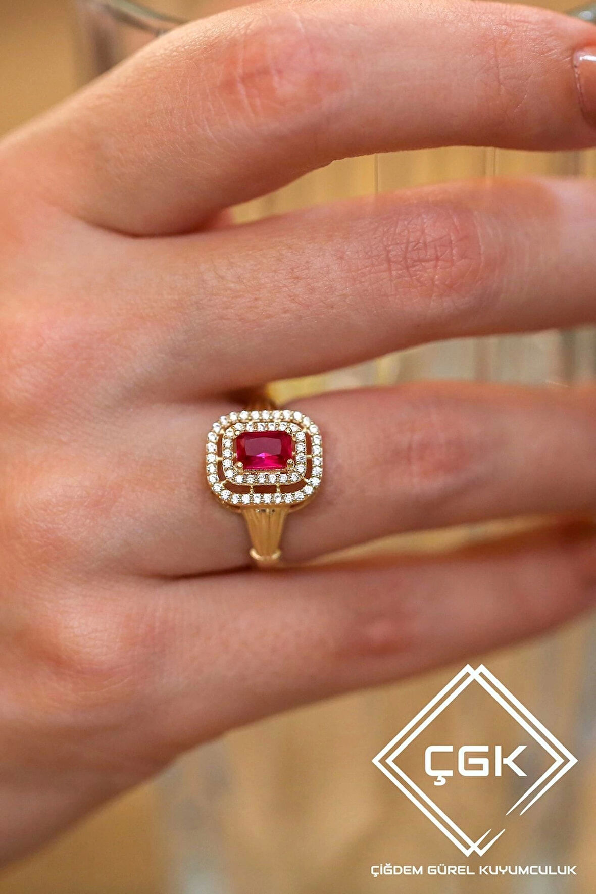 Kırmızı Baget Tektaş Altın Yüzük