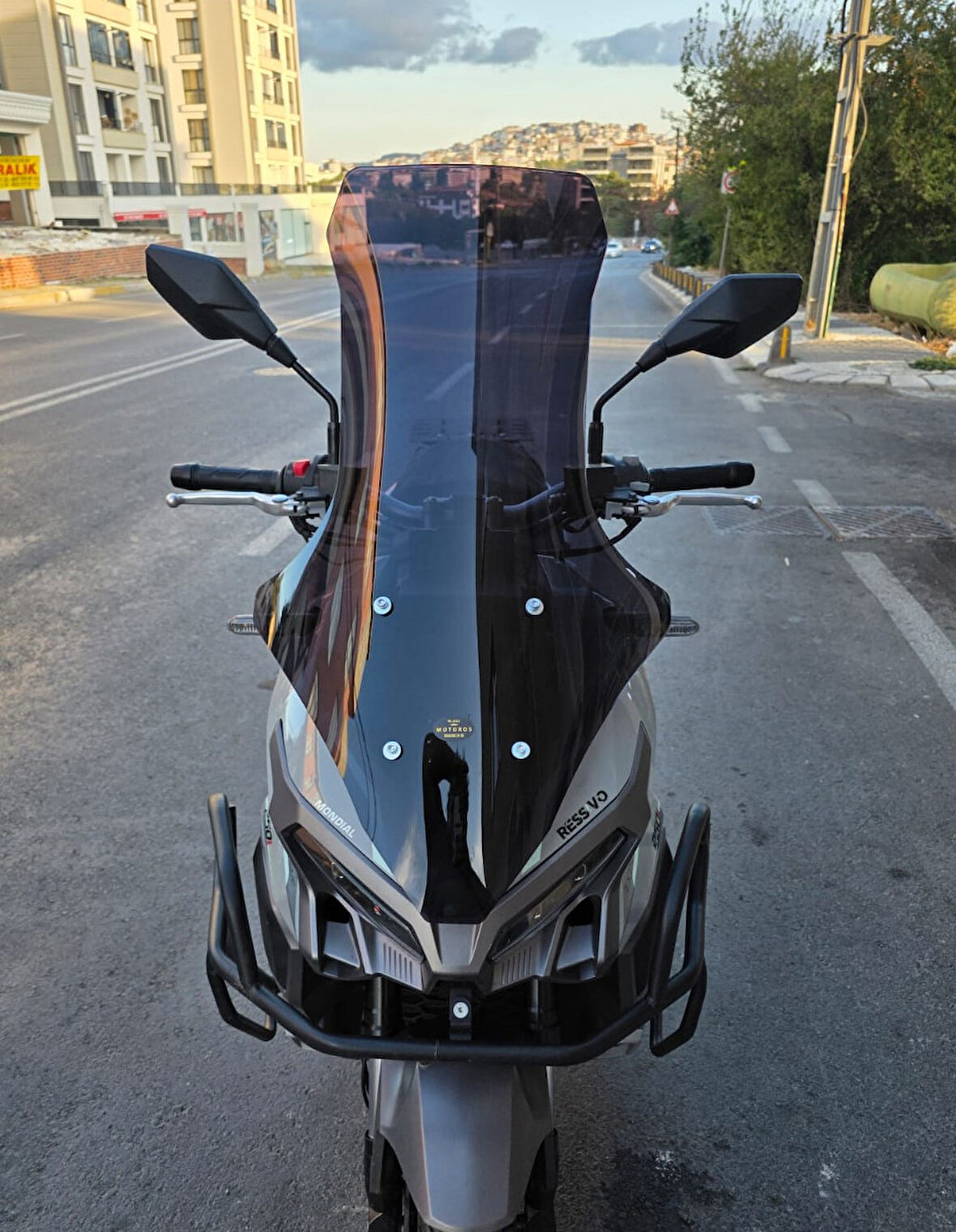 MOTOCAM Mondial Ressivo 250 Siperlik Ön Cam 2023-2025 Model 78cm Siyah Renkli 4mm