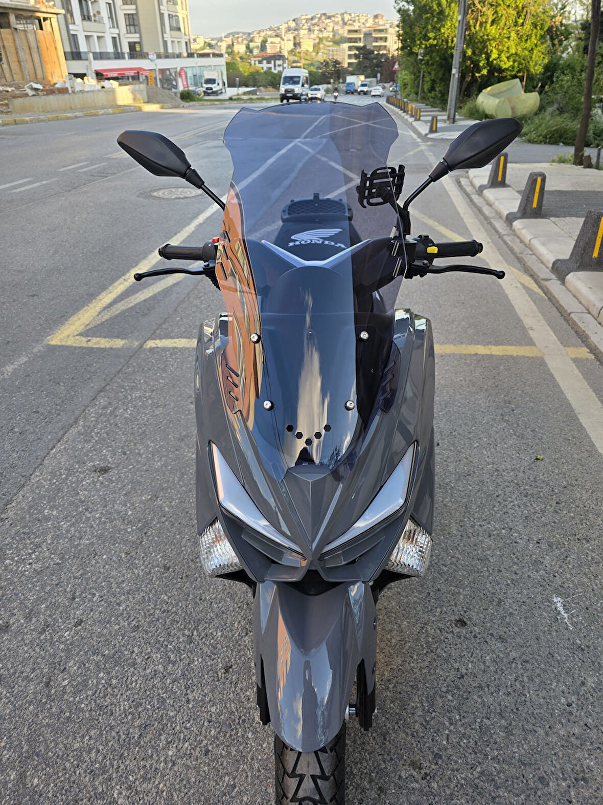 MOTOCAM Revolt RSX4 Siperlik Ön Cam 2022-2025 Model 65cm Füme Renkli 4mm ORTA BOYLU