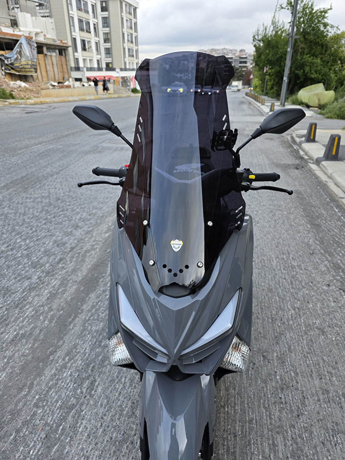 MOTOCAM Revolt RSX4 Siperlik Ön Cam 2022-2025 Model 75cm Siyah Renkli 4mm ORTA BOYLU