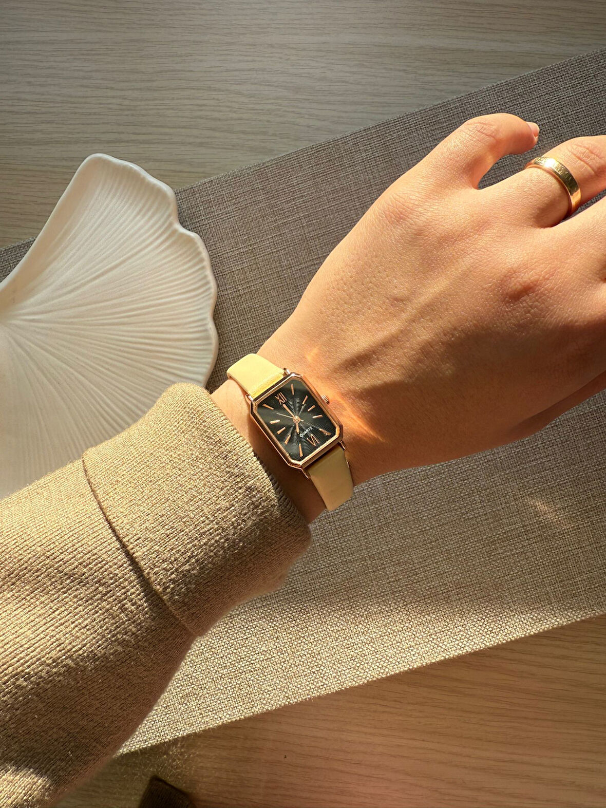 Retro Minimal Deri Kordon Vintage Kadın Kol Saati Krem Kordon