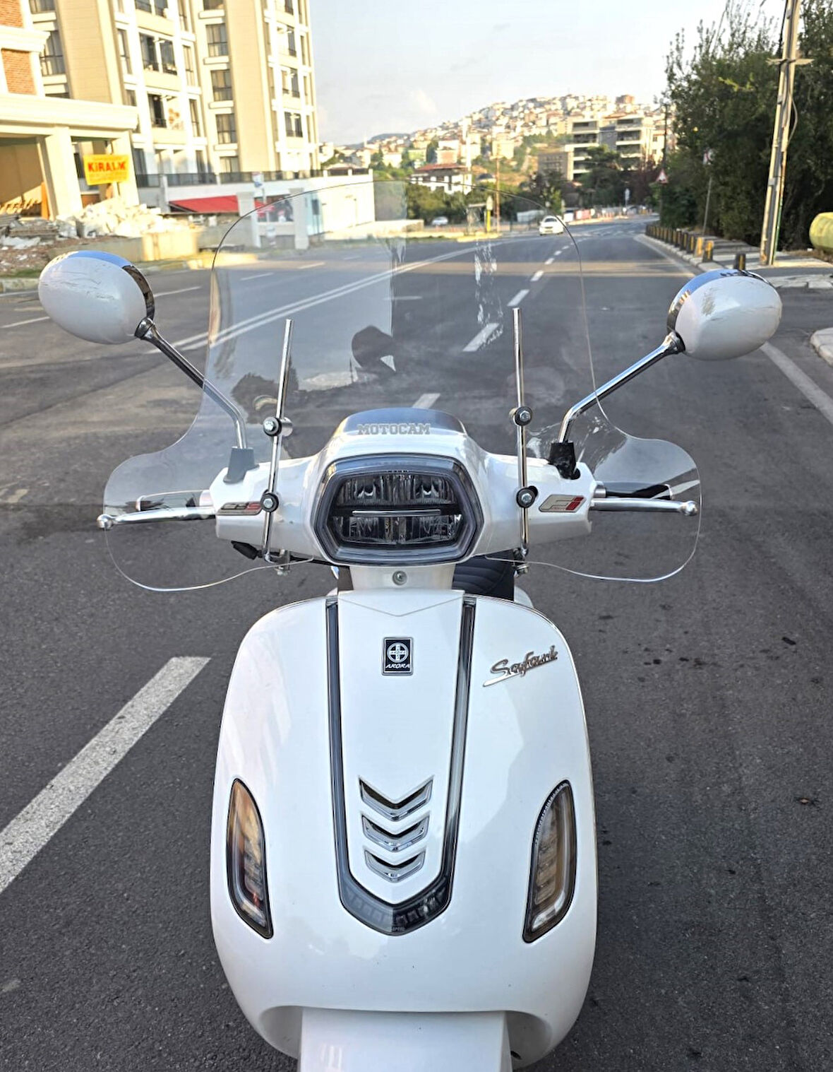 MOTOCAM Arora Safari 50-125 Siperlik Ön Cam 2021-2025 Model 37cm Şeffaf Renkli 4mm APARATSIZDIR