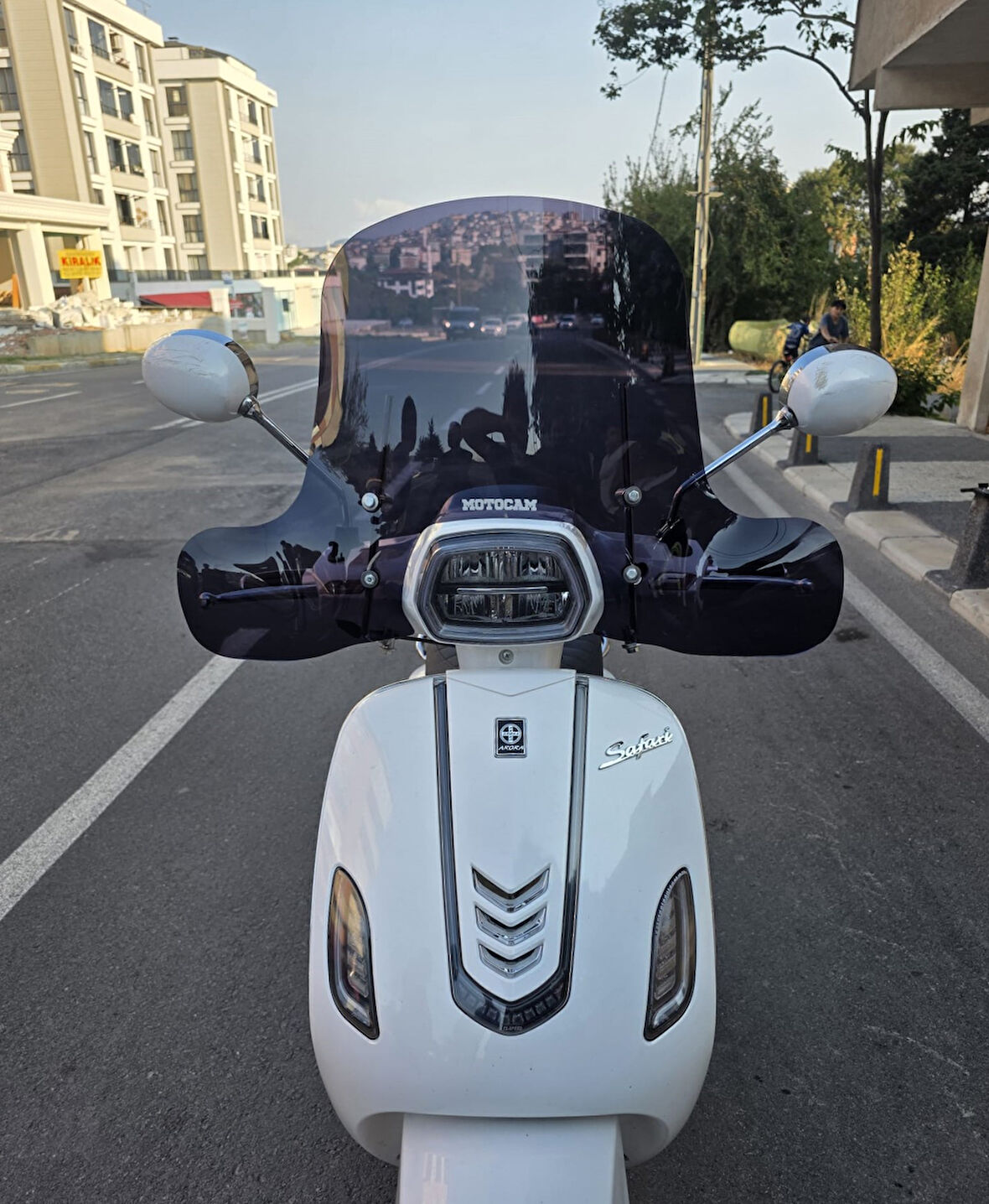 MOTOCAM Arora Safari 50-125 Siperlik Ön Cam 2021-2025 Model 37cm Siyah Renkli 4mm APARATSIZDIR