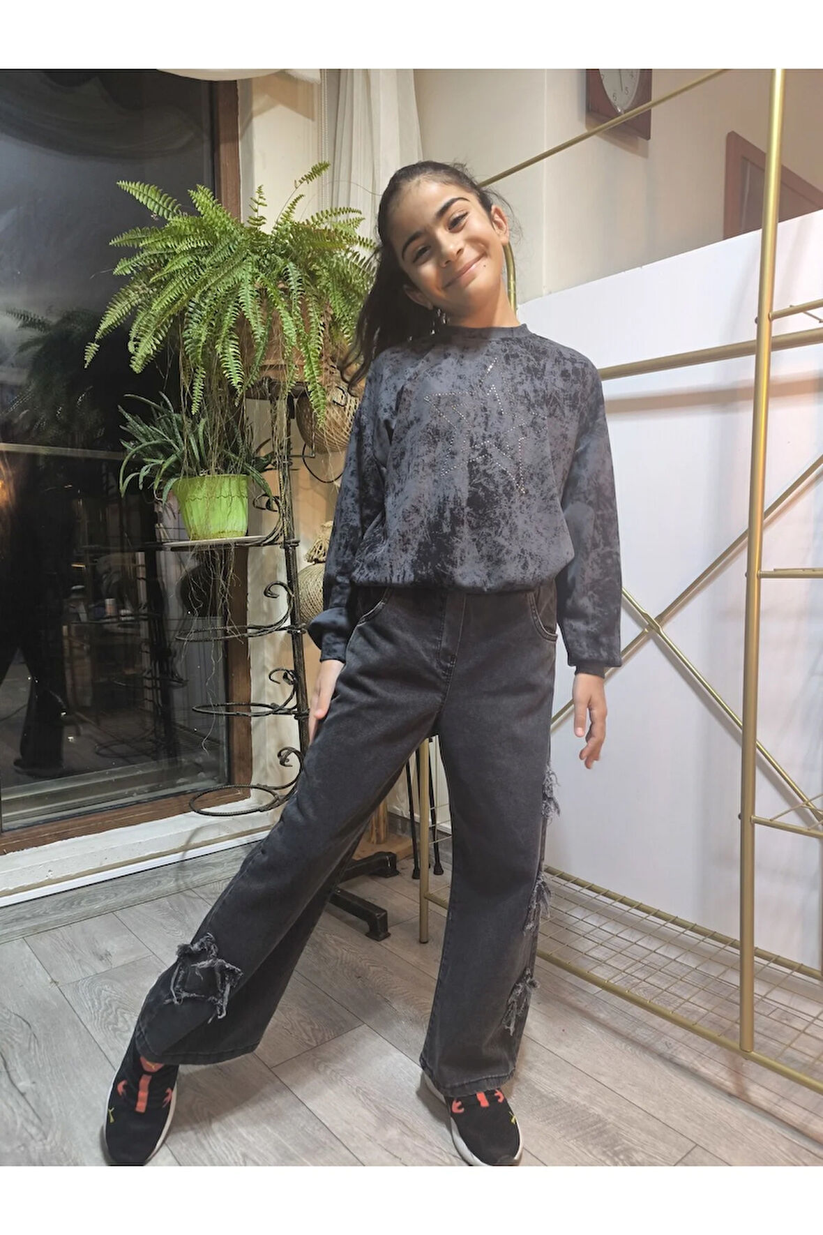 Kız Çocuk Bol Paça Kot Pantolonlu Takım (Sweatshirt+ Beli Lastikli Pantolon) Yıldızlı Siyah Füme