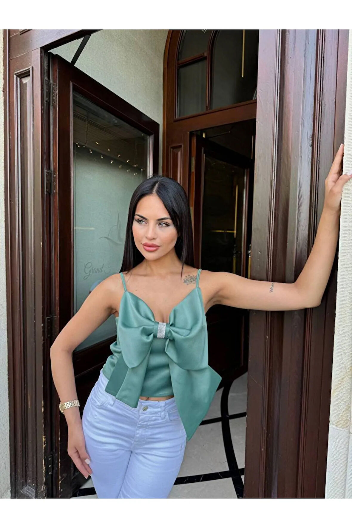 TAŞ DETAYLI FİYONKLU KADIN SATEN CROP BÜSTİYER