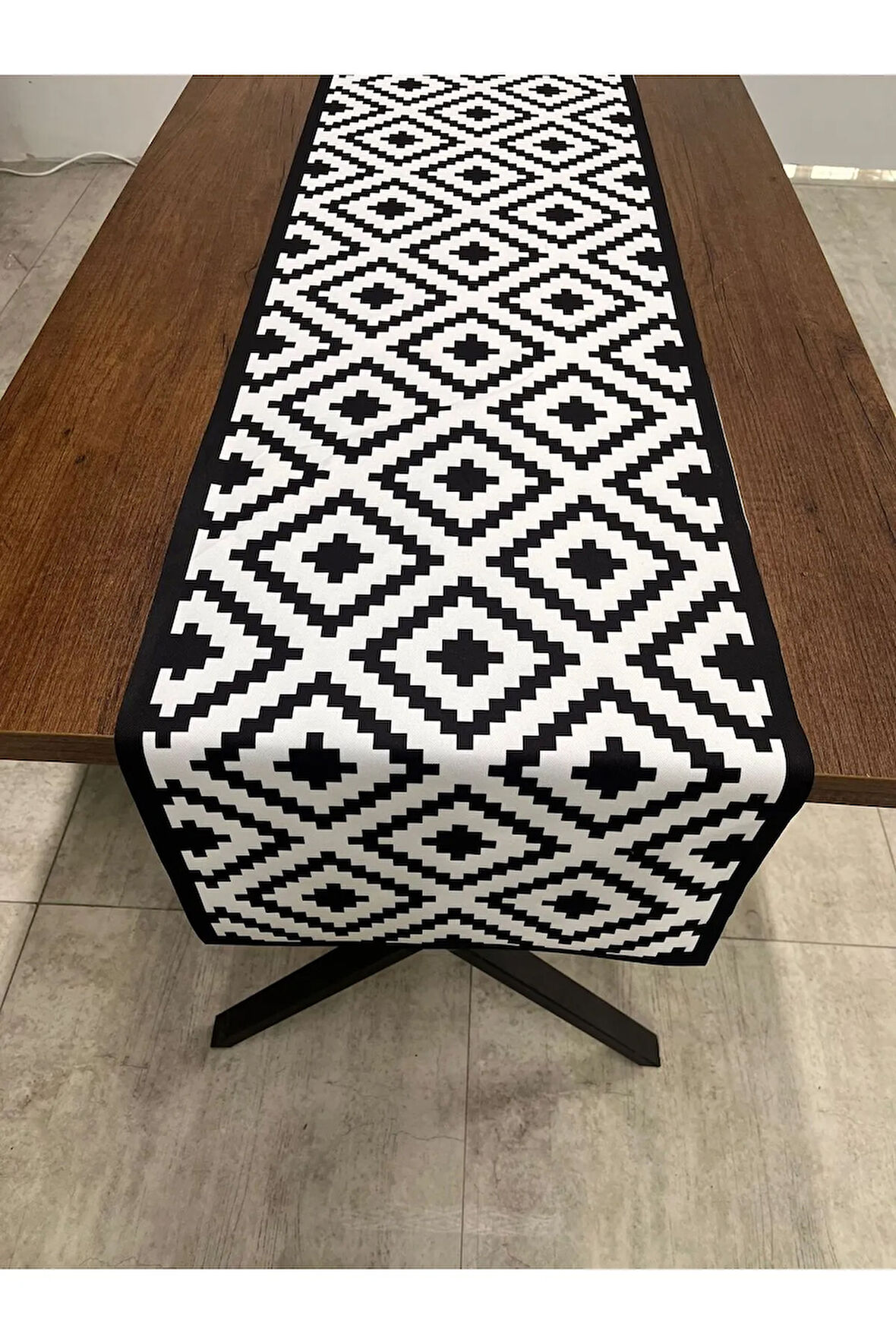 Siyah Beyaz Desenli Runner Örtüsü 40 X 140