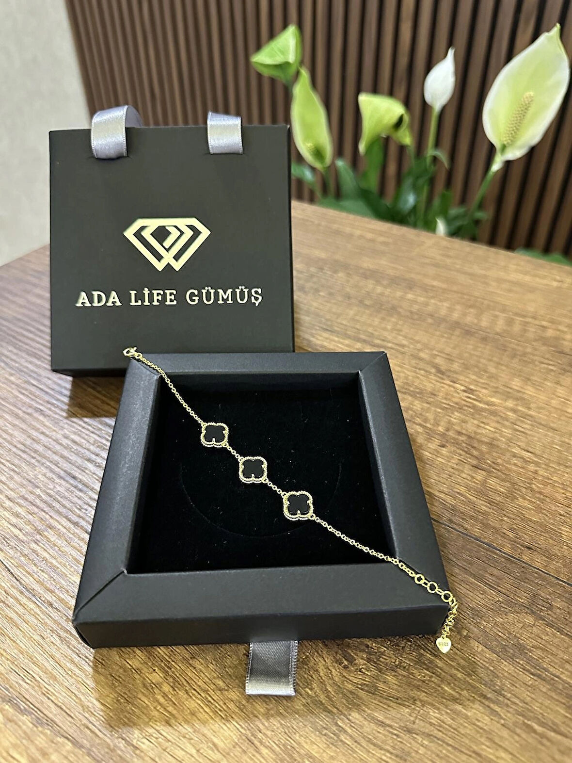 (Çantalı KUTU) 925 Ayar Gümüş 18 ayar Gold Kaplama 3 sıra siyah Taşlı Yonca Bileklik