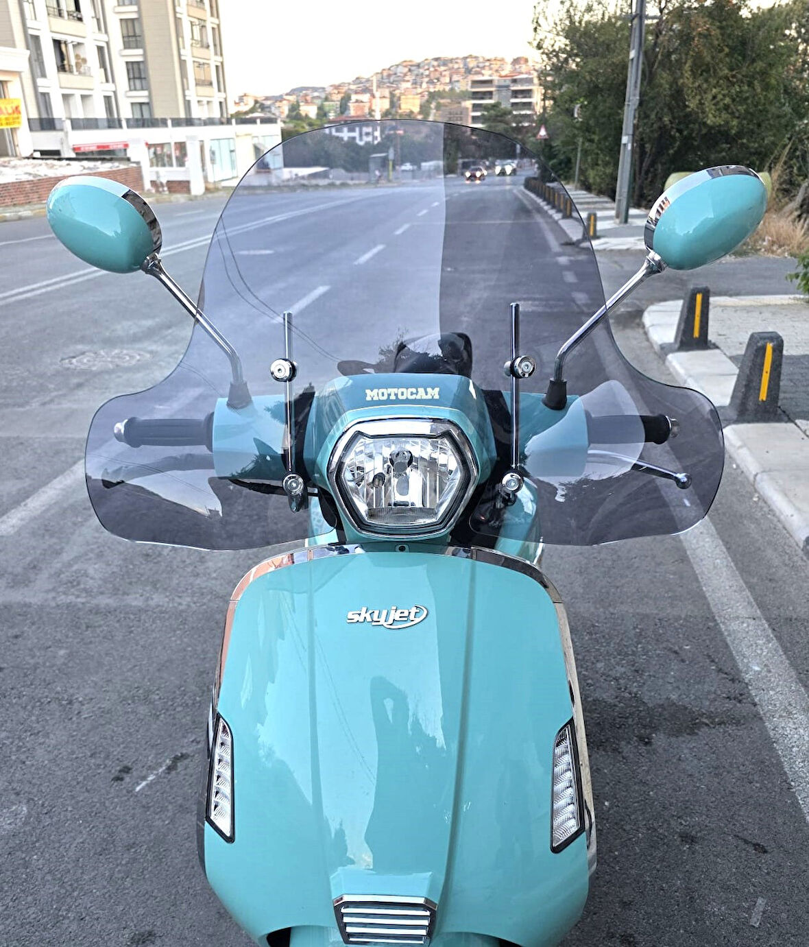 MOTOCAM Skyjet Bellina Ön Cam 2024-2025 Model 41cm Füme Renkli 4mm Elcikli APARATSIZDIR