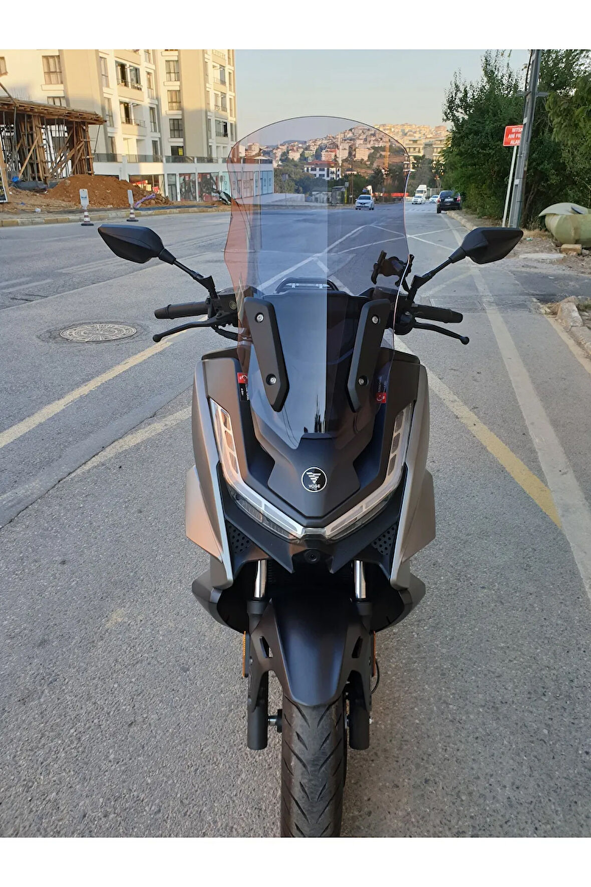 Voge SR3 Siperlik Ön Cam 2023 2024 Model 70cm Açıkfüme Renk 4mm