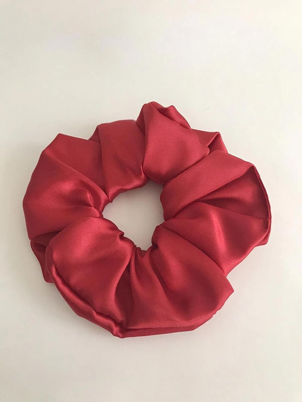 Kırmızı Saten Lastikli Scrunchie Simit Toka