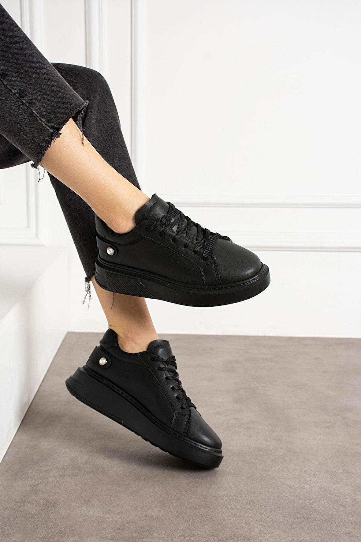 Siyah Bağcıklı Inci Detaylı Kalın Taban Spor Ayakkabı