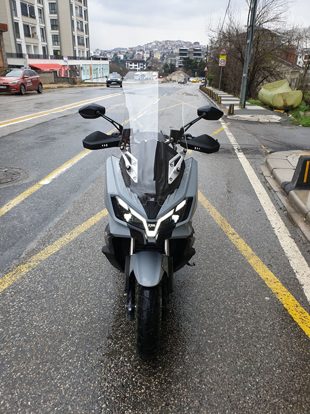 MOTOCAM SYM ADX 300 Siperlik Ön Cam 2024-2025 Model 65cm Şeffaf Renkli 4mm ORTA BOYLU CAM