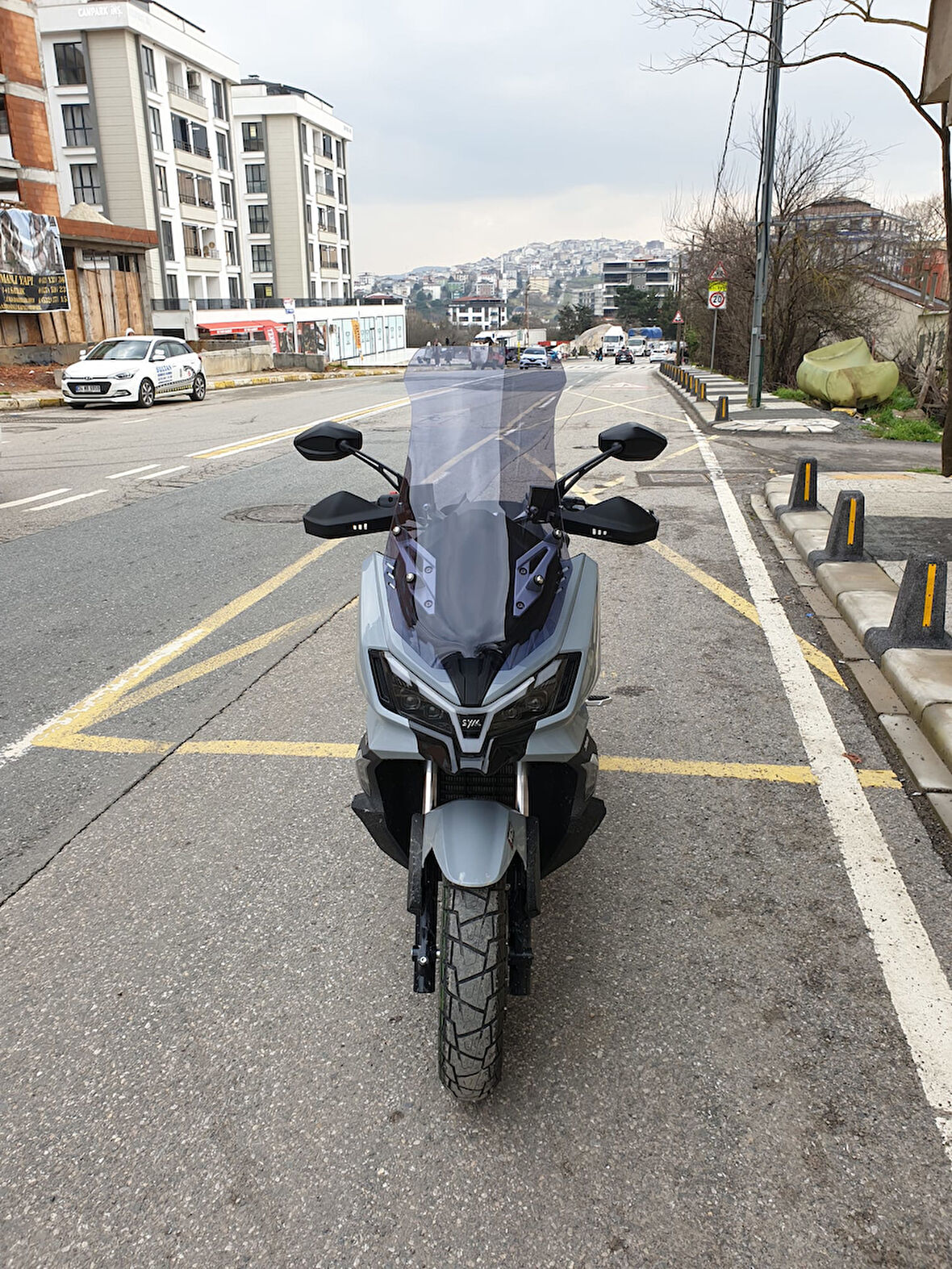 MOTOCAM SYM ADX 300 Siperlik Ön Cam 2024-2025 Model 75cm Açıkfüme Renkli 4mm UZUN CAM
