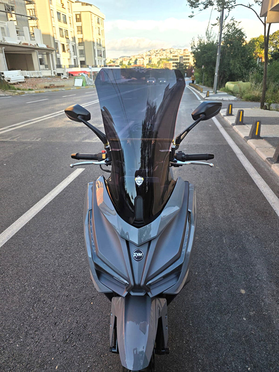 MOTOCAM Sym JET 14 EVO 200 PLUS Siperlik Ön Cam 2023-2025 Model 58cm Siyah Renkli 4mm