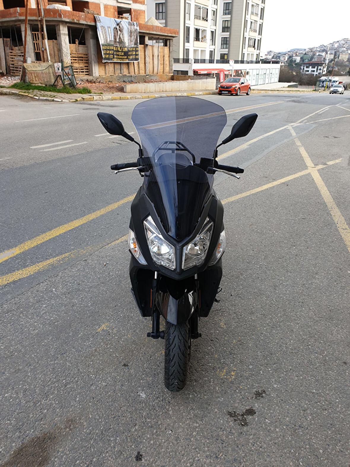 MOTOCAM SYM JET 14 200 Siperlik Ön Cam 2017-2025 Model 65cm Açıkfüme Renkli 4mm UZUN CAM