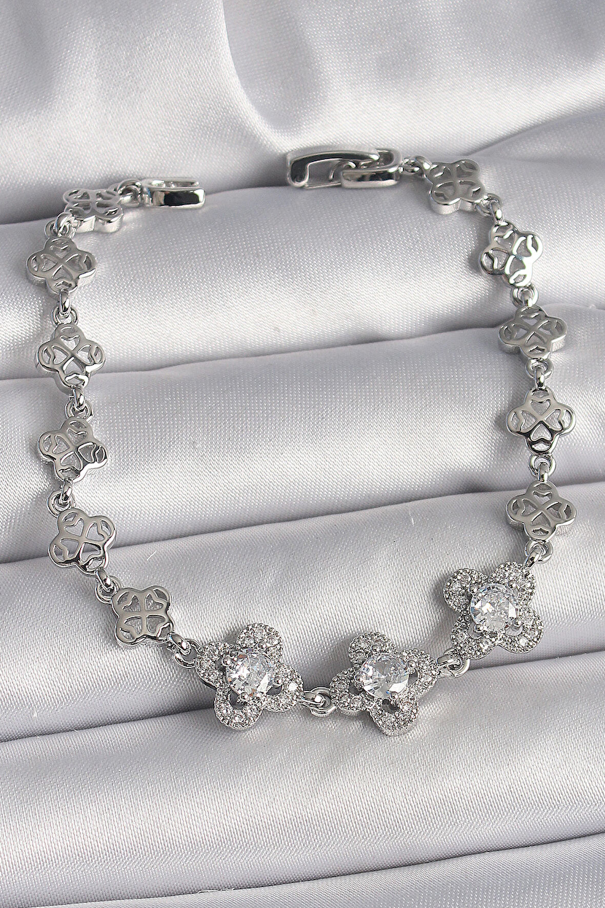 Pirinç Gümüş Renk Zirkon Taşlı Yonca Model Kadın Bileklik