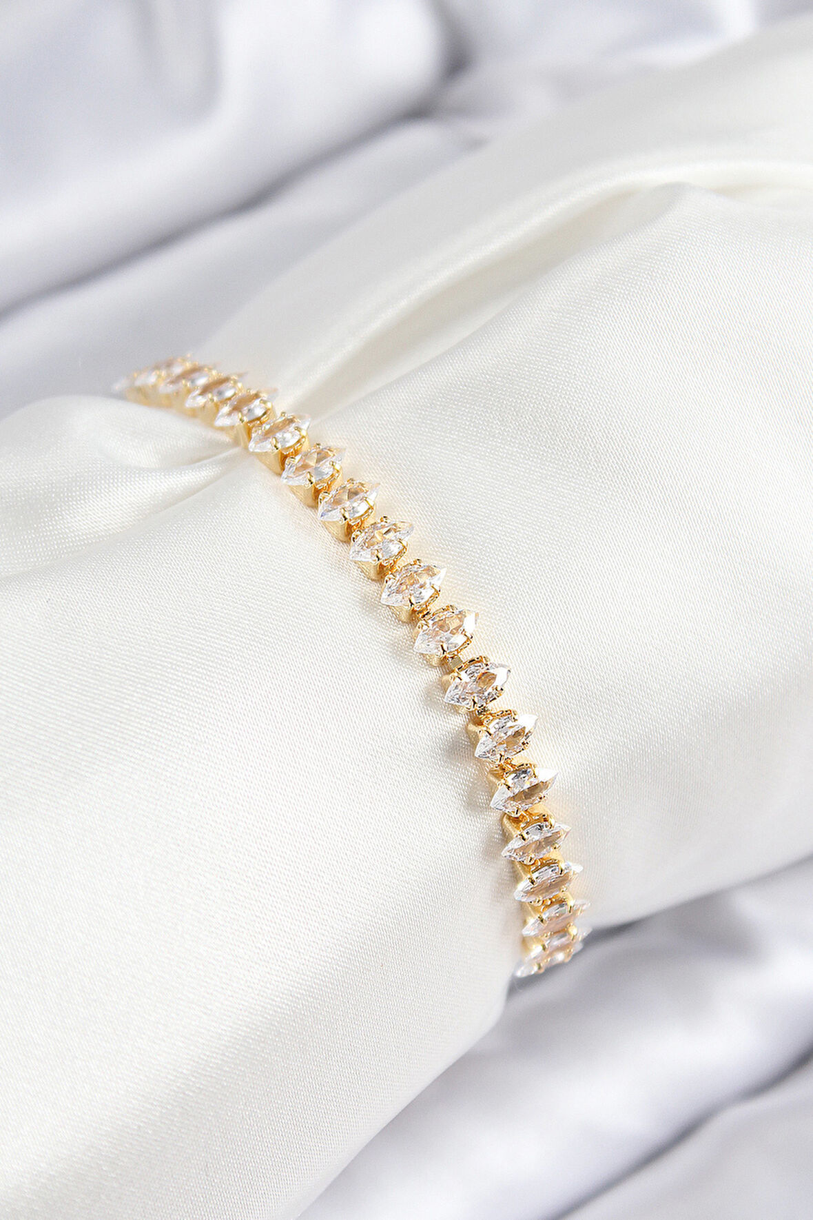 Pirinç Zirkon Taşlı Damla Model Gold Renk Asansörlü Kadın Bileklik