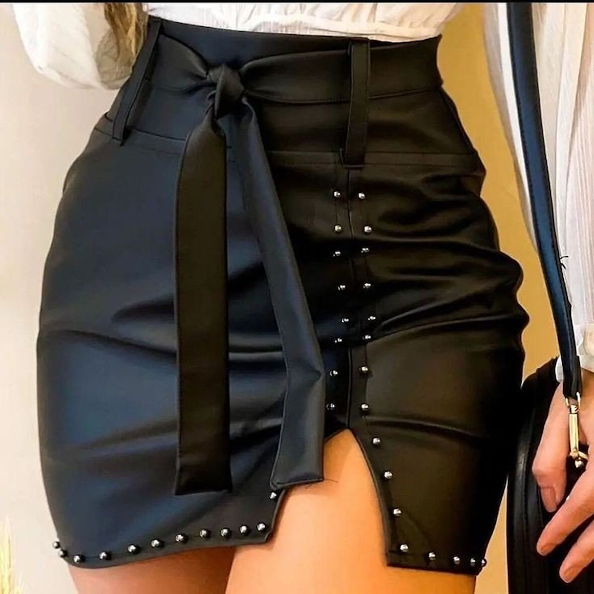 Teusta Kadın Kalın Kemerli Kuşaklı Bir Tarafı Taşlı Küçük Yırtmaçlı Deri Mini Etek