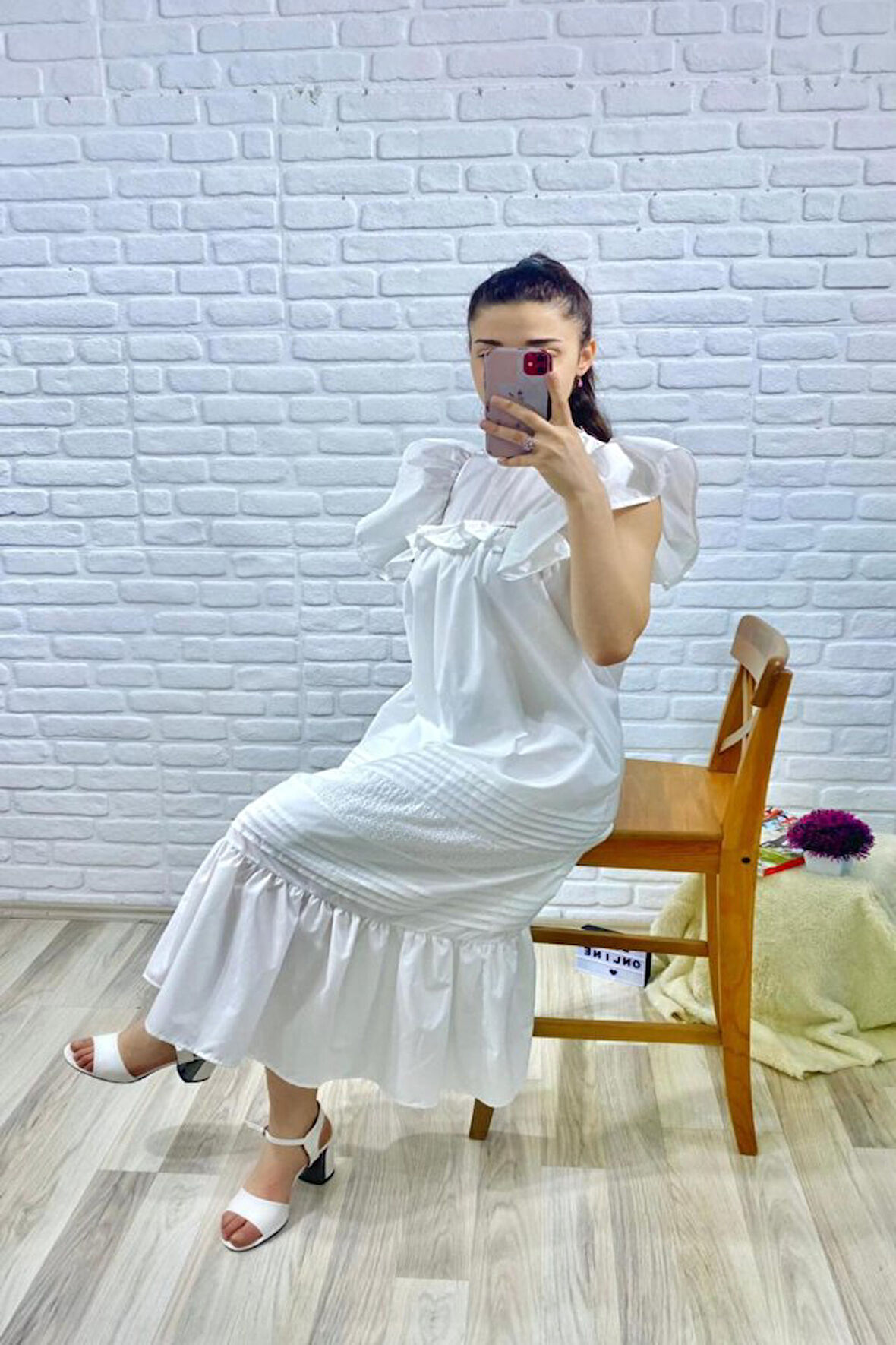 leyla sanat sanata yeni bir bakış açısı Beyaz Omuzu Fırfır Detaylı Ve Büzgülü Elbise