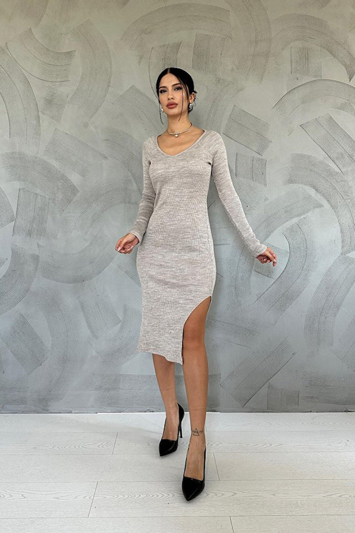 leyla sanat sanata yeni bir bakış açısı Bej Eteği Yırtmaçlı Triko Elbise