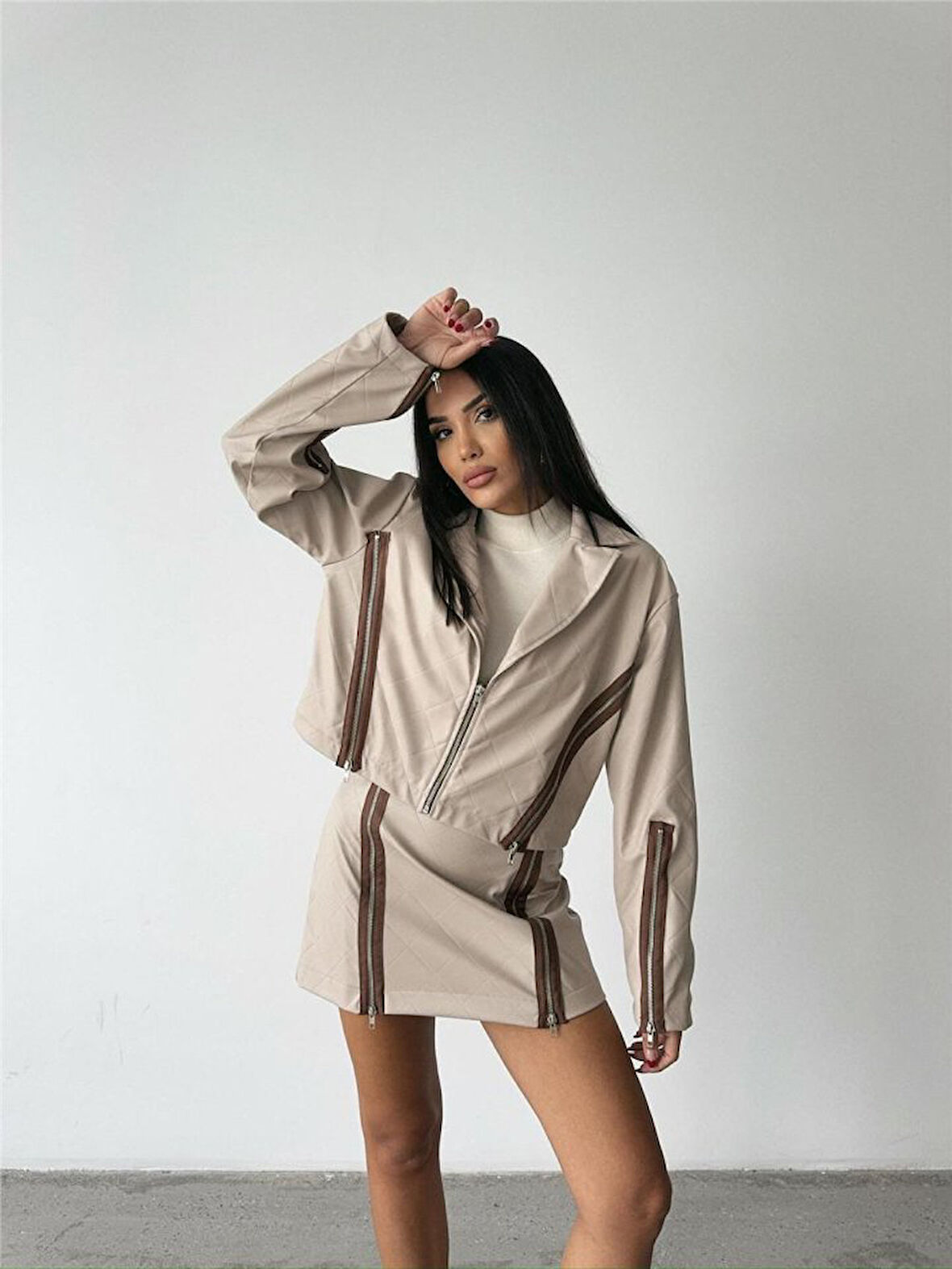 leyla sanat sanata yeni bir bakış açısı BAKLAVA DERİ CROP CEKET FERMUAR AKSESUAR DETAYLI - Bej