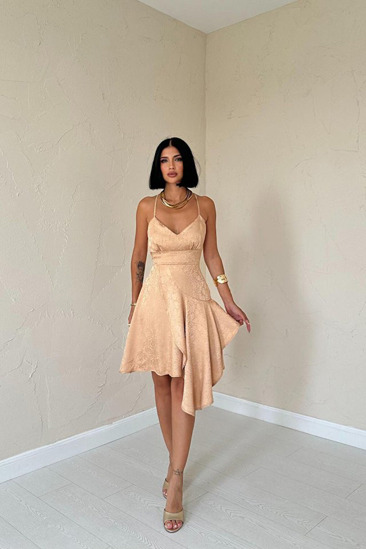 leyla sanat sanata yeni bir bakış açısı Vizon Jakarlı Asimetrik Elbise