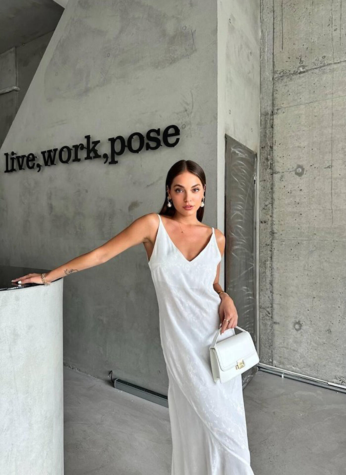 leyla sanat sanata yeni bir bakış açısı JAKARLI ASKILI SATEN ELBİSE ASİMETRİK - Beyaz